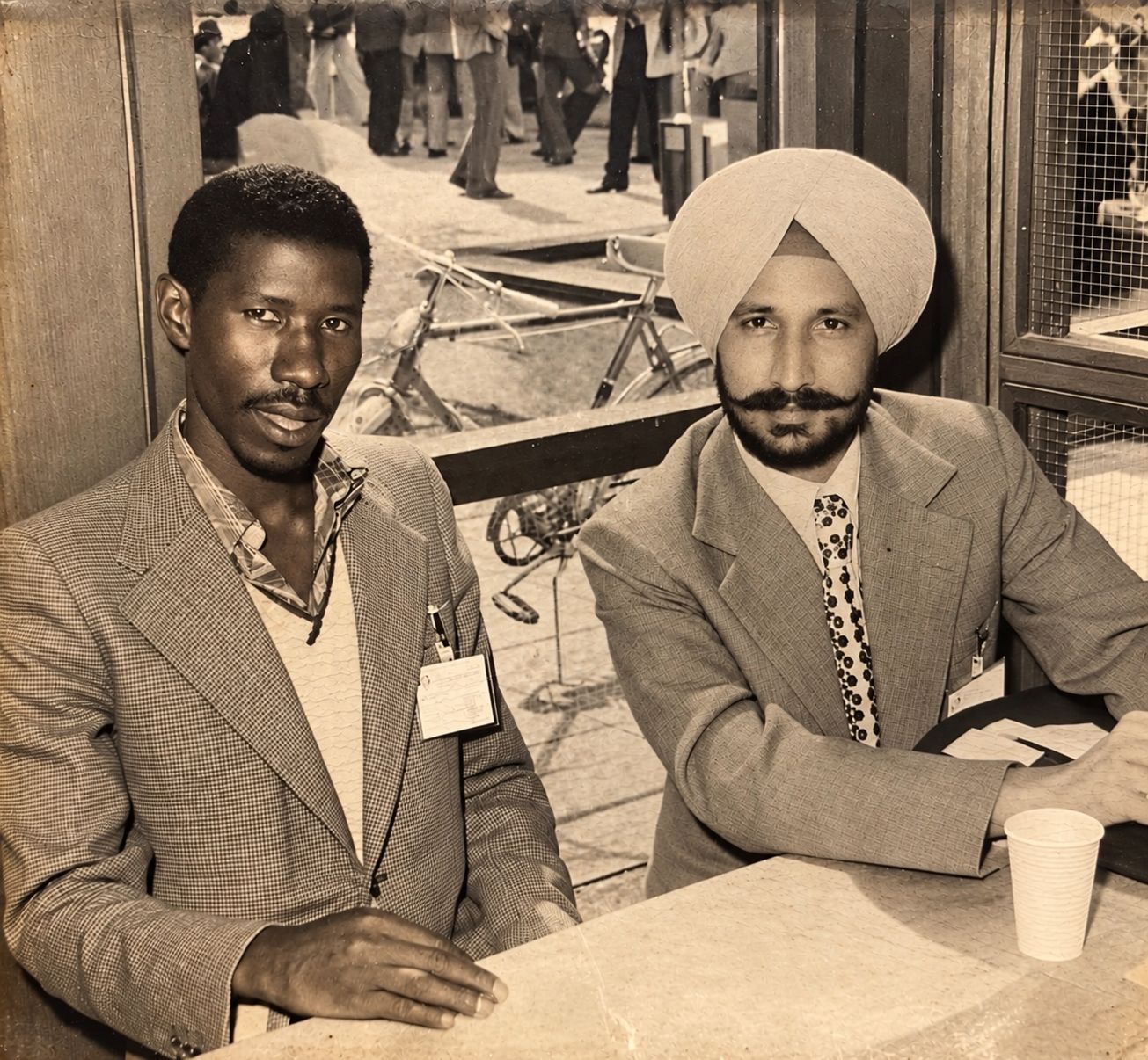 Aziz avec un collegue de l'Icrisat en Inde en 1977.