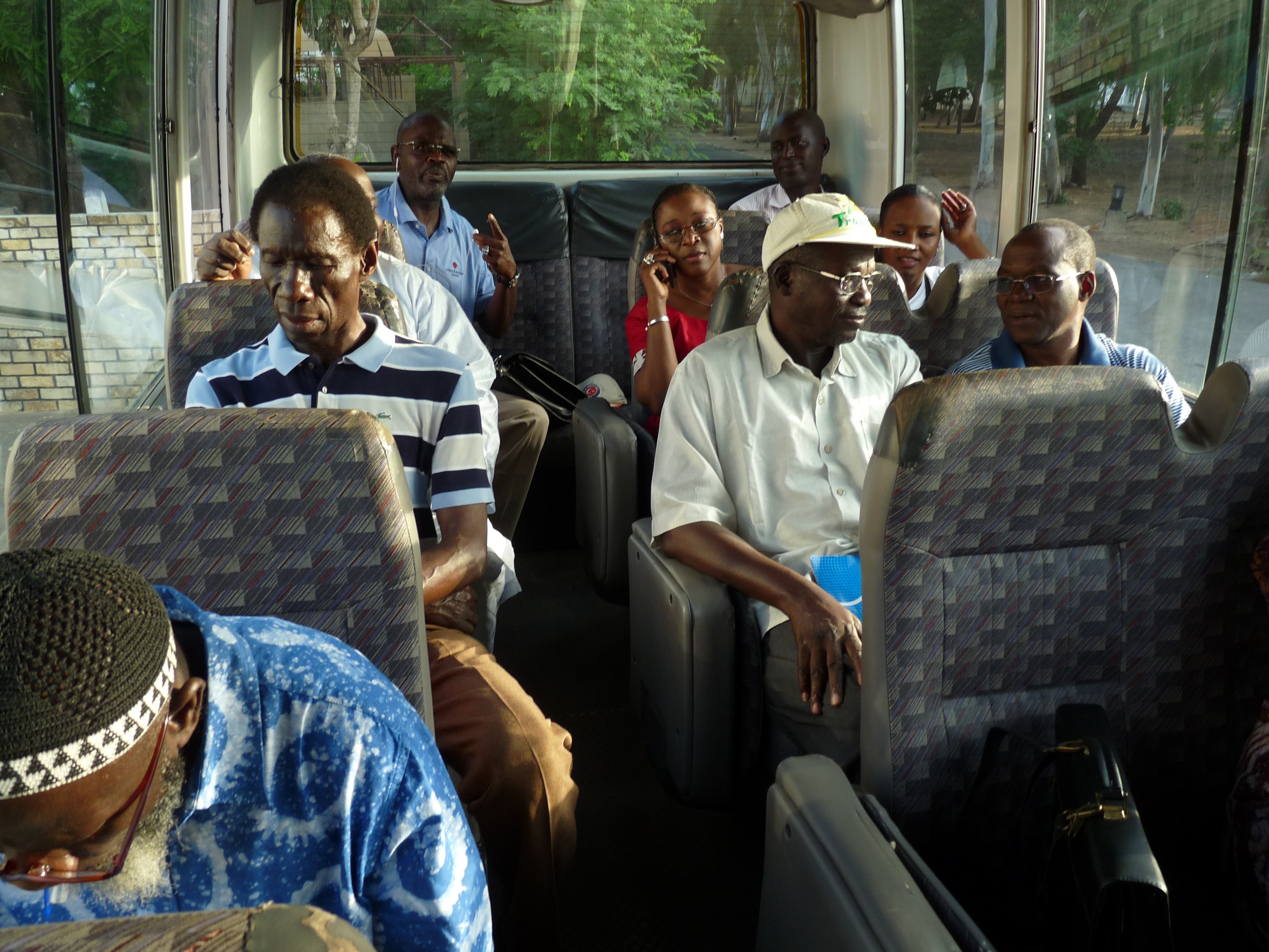 Aziz parmi les membres du CST de l'Isra en novembre 2014 (dans le bus de l'Isra conduisant le CST au CNRA de Bambey).