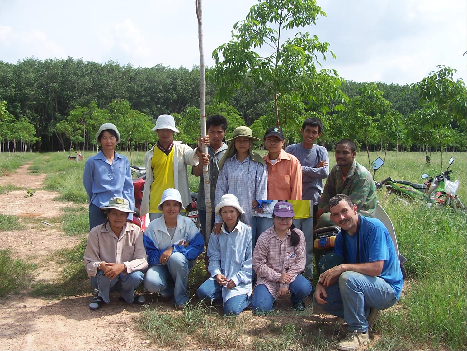 Année 2000 - Centre de recherche sur l'hévéa de Chachoengsao (CRRC) en Thaïlande Crrc Extraction Team1