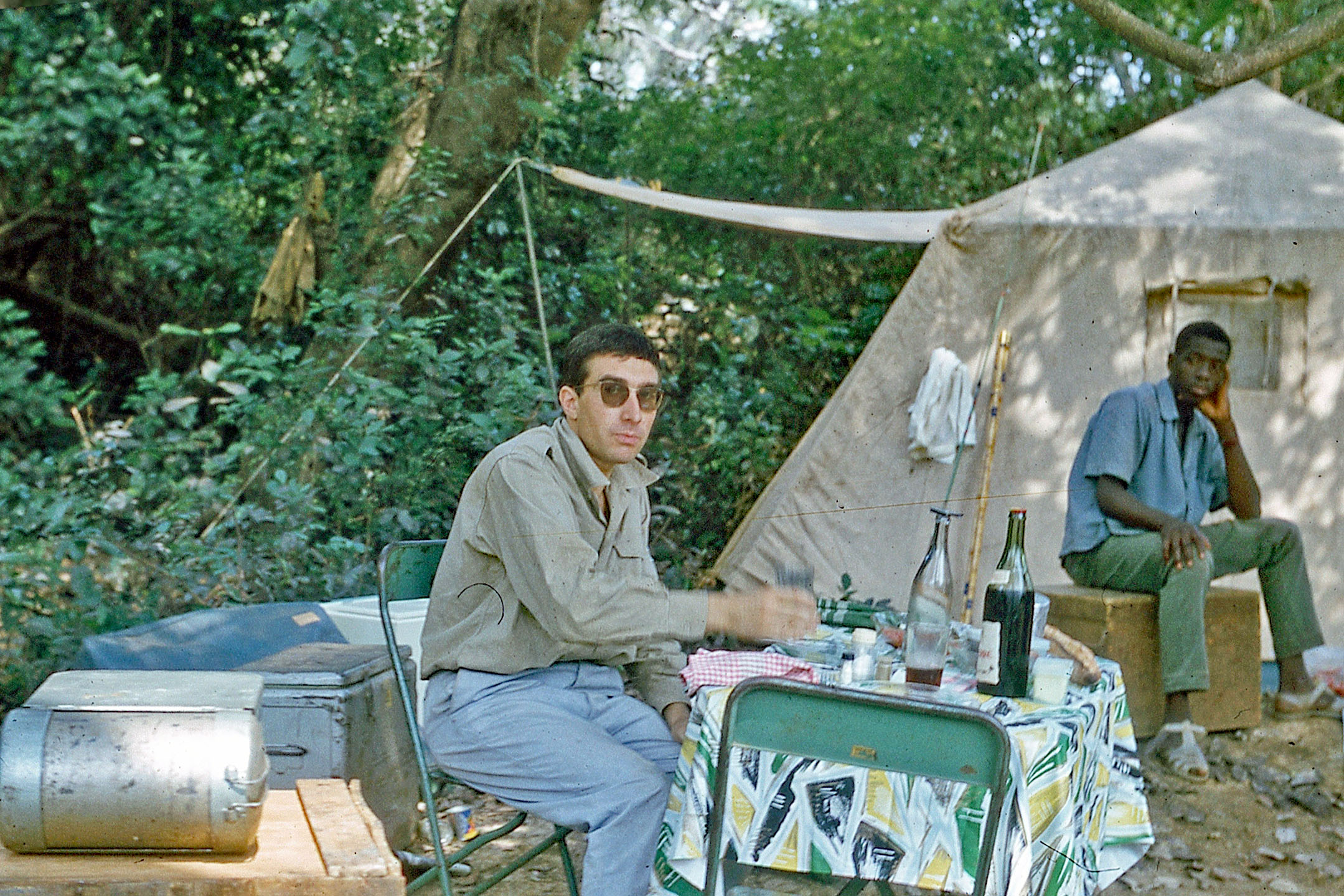 Georges Raymond bivouaquant dans le nord de la Côte d'Ivoire, en 1964 1964 Collègues Côte d'Ivoire 9
