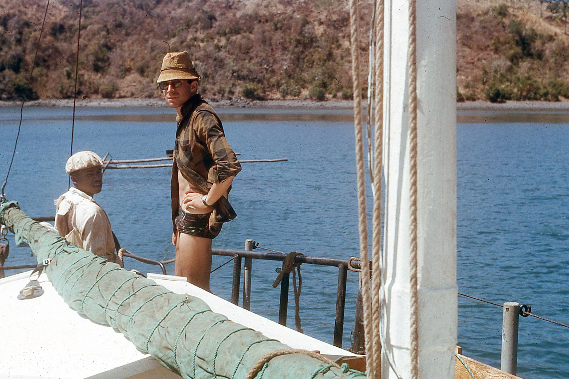 "Capitaine" Georges Raymond arrivant en voilier à Mjago sur la côte ouest de Mayotte, en 1965 1965 Mayotte 1