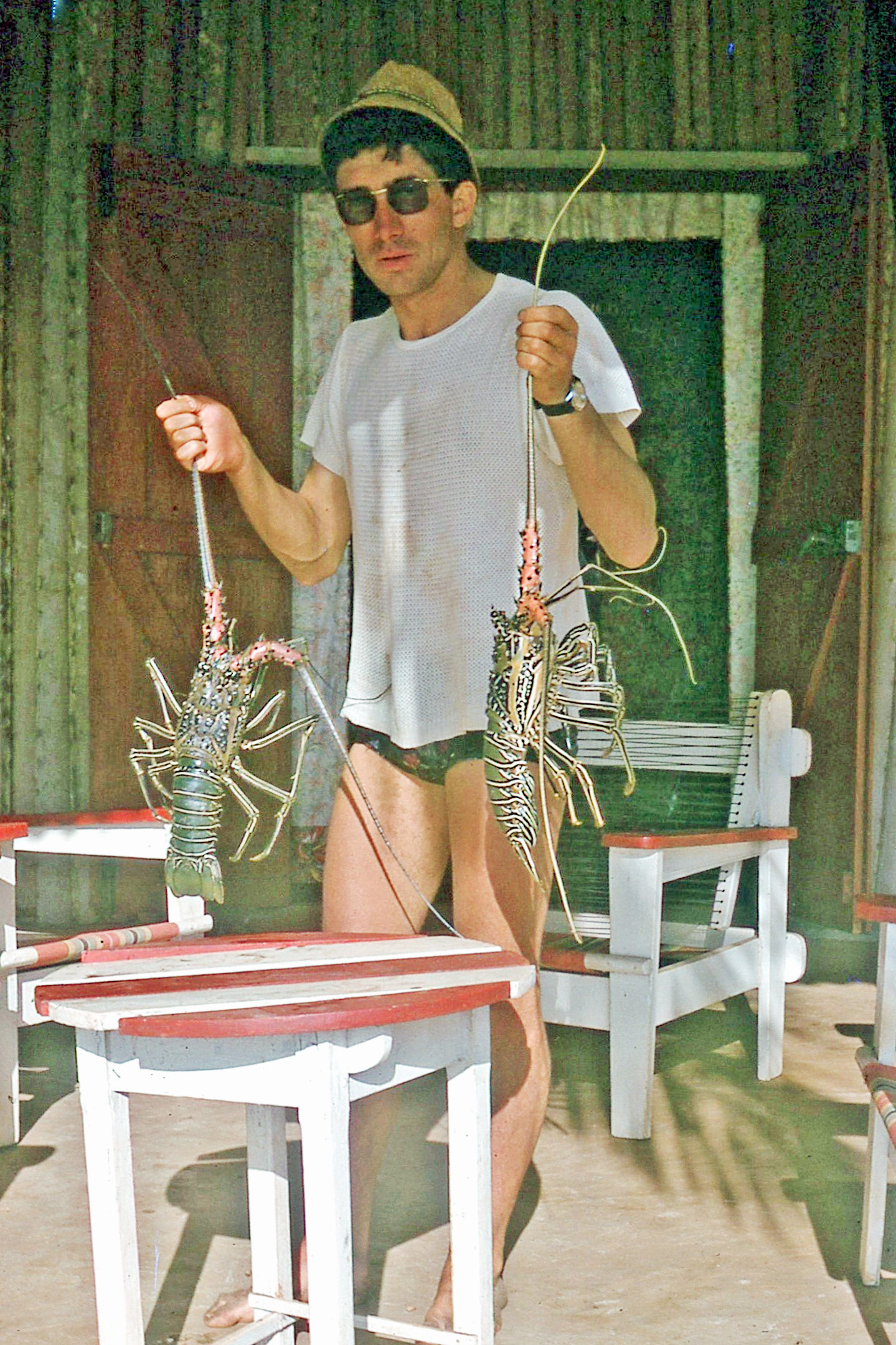 Georges Raymond venant se ravitailler en langoustes chez M. Capdessus le pécheur du BDPA installé au village de Majgo sur la côte ouest de Mayotte, en 1965 1965 Mayotte 5