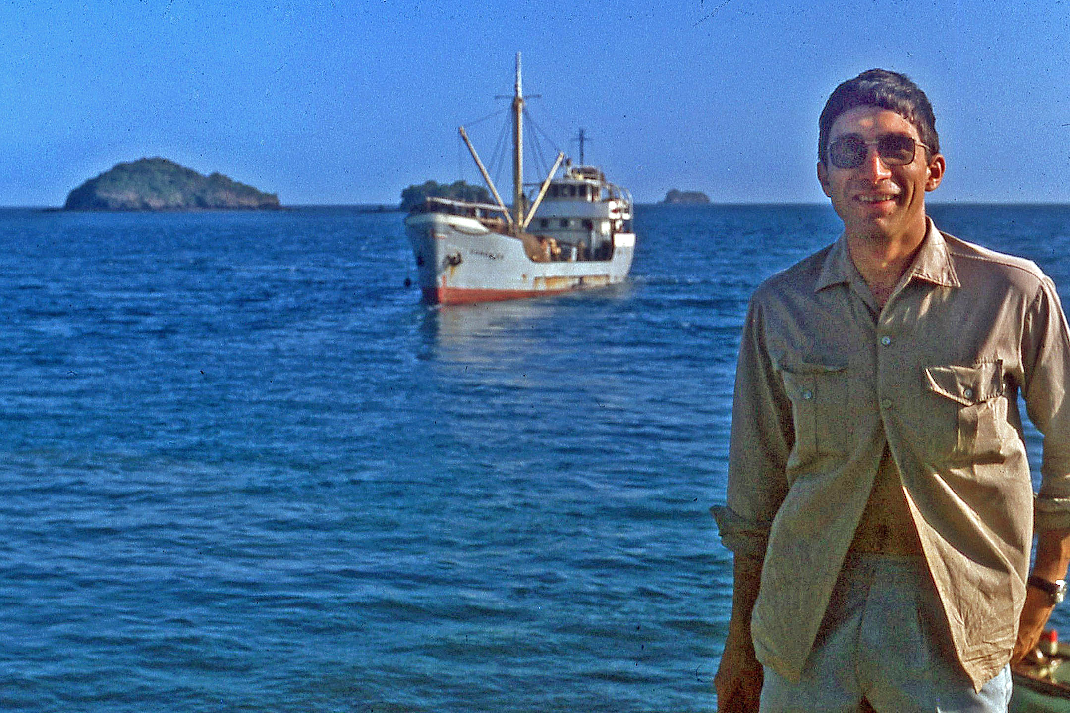 Georges Raymond sur fond d'océan à Mayotte en 1965 1965 Mayotte 6